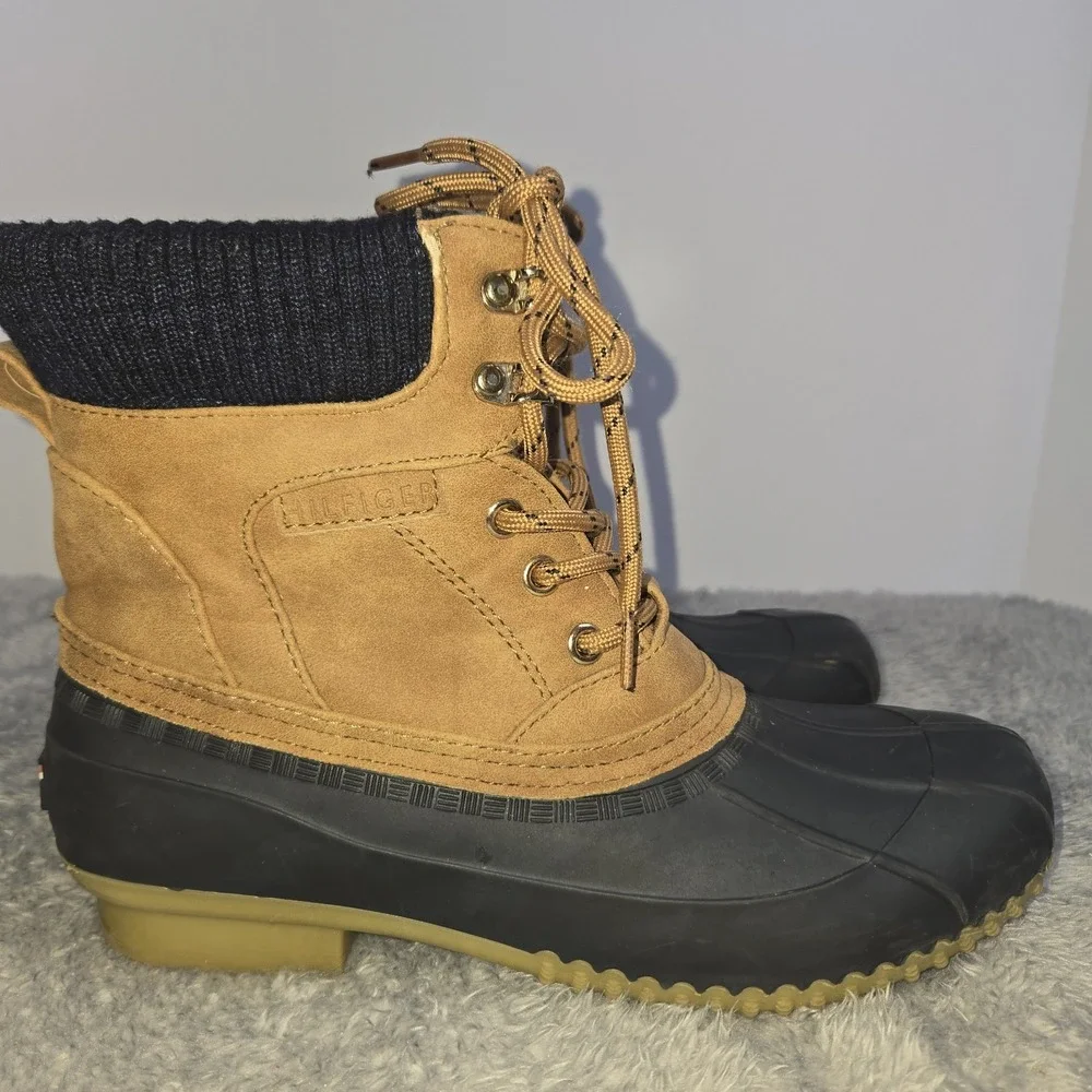Tommy Hilfiger Duck Boots Womens 8M Tan Navy Water Resistant Comfort Classic